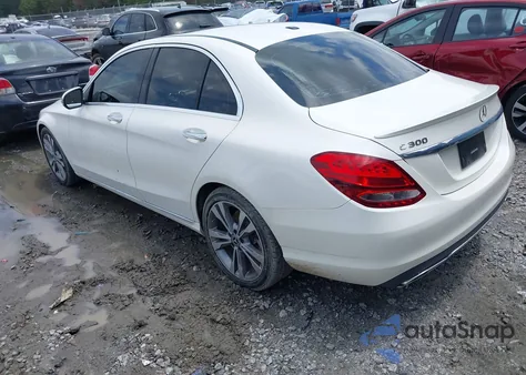 2018 Mercedes-Benz C 300 z USA, uszkodzony, nr VIN 55SWF4JB5JU250805
